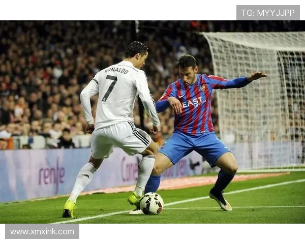 C罗精彩倒钩破门后队友热情为其戴帽子庆祝场面温馨